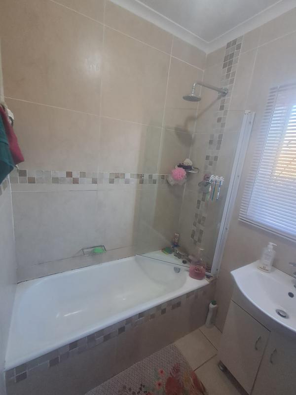 4 Bedroom Property for Sale in Avondale Western Cape